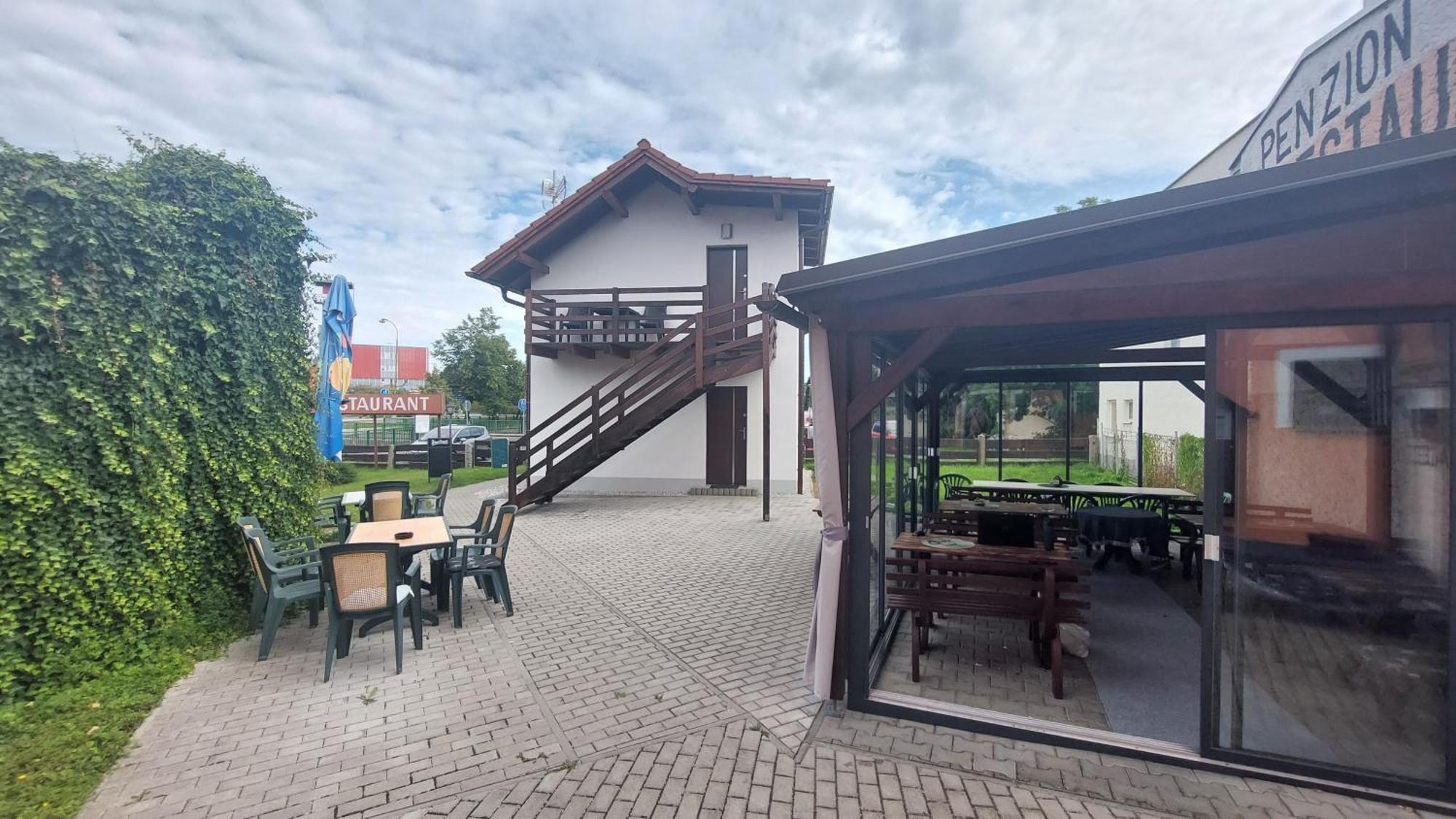 Penzion A Restaurace U Strnada Klatovy Bagian luar foto
