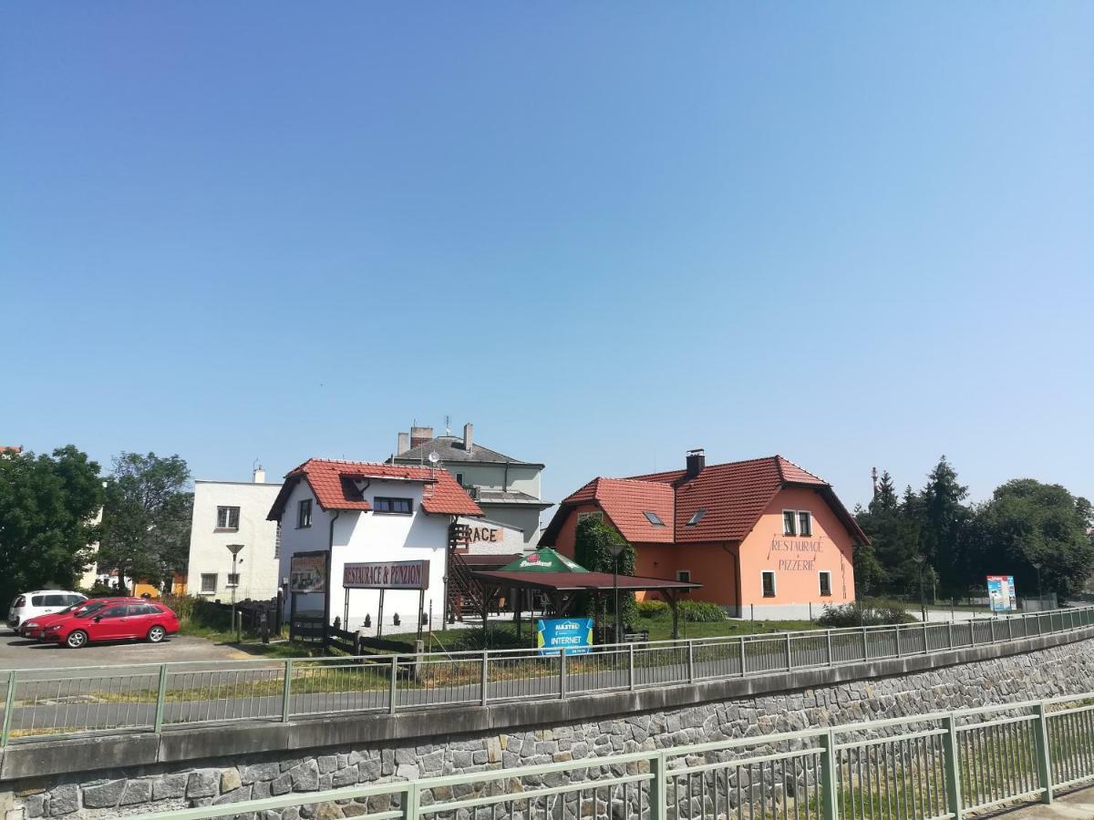 Penzion A Restaurace U Strnada Klatovy Bagian luar foto